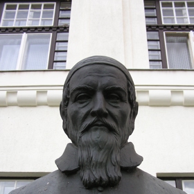 Působil také v Uhrách v Šarišském Potoku, kde mají od roku 1970 jeho bustu od Pála Pátzaye.