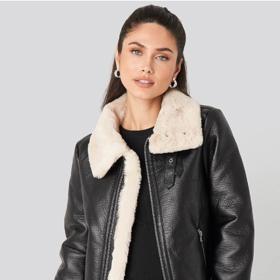 Jarní rána ještě rozhodně nepatří mezi ty nejteplejší. Zkuste koženou bundu doplněnou kožíškem, který vás zahřeje.