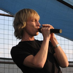 Pochází z česko-ruské rodiny, jeho otec pracuje v hotelovém domě v Karlových Varech, matka Galina učí ruštinu; má staršího bratra. Byl talentovaný na hudbu a sport.