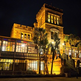 Novozélandské sídlo Larnach si v letech 1871 až 1887 nechal postavit politik William Larnach. Jeho milovaná dcera Kate tu ale zemřela na tyfus. Říká se, že je tu její duch stále znát, návštěvníci prý slýchají mrazivé šeptání do ucha.