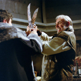 Film se odehrává v alternativní realitě. Ač se tedy píše rok 1899, lidé používají auta anebo sonar.