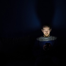 K potenciálně škodlivým zlozvykům patří konzumace alkoholu, kouření nebo nadměrné užívání technologií. Pokud usínáte s mobilem v ruce, narušujete svůj spánek. Zkuste mobil alespoň hodinu před spaním odložit..