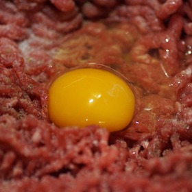 Do mletého patří na půl kila masa jedno vejce. Pokud je libové nebo hovězí, přidejte o vejce navíc. 