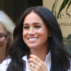 Wolfram, kov s atomovým číslem 74, je stejně jako vévodkyně ze Sussexu mimořádně houževnatý a odolný. Taje až při teplotě 3410 °C. 