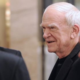 Milan Kundera je česko-francouzský spisovatel, který od roku 1975 žije ve Francii.