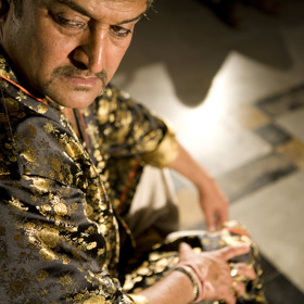 Autor scénáře, Simon Beaufoy, navštívil při jeho tvorbě Indii celkem třikrát.