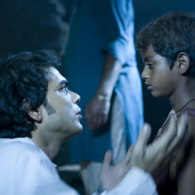 Film vznikl na motivy knihy diplomata Vikase Swarupa.