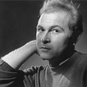 Během dětství a dospívání snil o tom, že se stane vojenským stíhačem, nakonec dal ale přednost herectví.