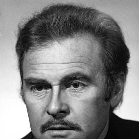 Patřil k dlouholetým hvězdám Národního divadla, ale v roce 1990 se rozhodl odejít, protože se neshodl s novým vedením.