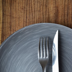 Ostražití byste měli být i v kuchyni během vaření nebo u večeře. Nedovolte dítěti používat nože ani jiné ostré předměty.