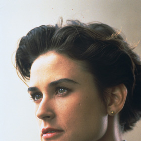 Mezi Cruisem a Moore se měla odehrát milostná scéna, režisér ji ale nakonec zamítl, protože mu neseděla do celkové atmosféry.