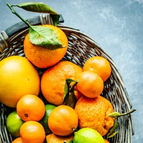 Vitamin C nacházející se v pomerančích pomáhá předcházet poškození kůže tím, že eliminuje volné radikály.