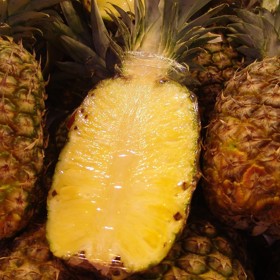 Správně vyzrálý ananas by měl být na řezu takto krásně "čistý".  Jíst bychom ho měli kvůli enzymu bromelin, který má například výrazné protinádorové účinky. Říká se o něm, že má i afrodiziakální účinky. Takže pokud chcete drahou polovičku potěšit i v ložnici, přidejte do jídelníčku ananas.