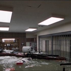 Všichni obyvatelé města museli být evakuováni do bezpečí.