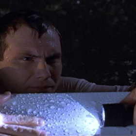 Ze zaplavené banky je potřeba vyzvednout tři miliony dolarů.