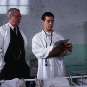 Scény ze sirotčince byly natočeny v bývalém ústavu pro choromyslné.