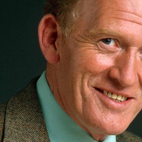 Major Cowley byla zřejmě nejznámější role herce Gordona Jacksona. Ač v soukromí tichý a zdrženlivý, na televizních obrazovkách tvrdý a nesmlouvavý.