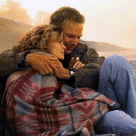 Rozvedená Theresa Osborneová najde jednoho dne při pravidelném běhání po pláži láhev, kterou vyplavilo moře.