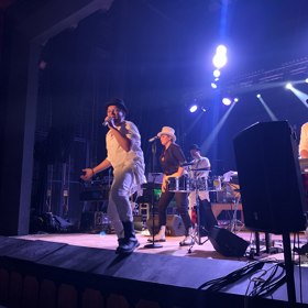 Vyzpíval si i sošku Anděla Akademie populární hudby. Své nadání předvádí dodnes v kapele Monkey Business. 