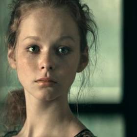 Respektovaný dětský lékař Tomáš, žijící s rodinou v třígenerační luxusní vile v pražské Troji, je obviněn nezletilou pacientkou z pohlavního zneužívání.