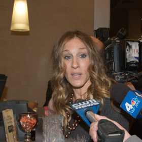 Sarah Jessica Parker je americká herečka a producentka známá pro ztvárnění role Carrie Bradshaw v seriálu Sex ve městě, za nějž obdržela čtyři Zlaté glóby a dvě Ceny Emmy. 