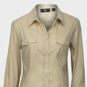 V módě začínají být také tzv. safari košile. S vhodnými doplňky se jistě stane vaším oblíbeným kouskem.