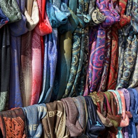 Šátky jsou důležitou součástí šatníku každé ženy. Na výběr jsou šátky různých barev, materiálů či střihů. Dneska již šátky mají pouze módní funkci. Avšak v minulosti tomu tak nebylo. 