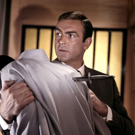 ...možná to bylo proto, že neměl během natáčení klid. Před dotěrnými novináři ho nedokázalo ochránit ani třicet bodyguardů.