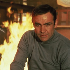 Bond se v Japonsku dokonce ožení. Samozřejmě pod falešným jménem.