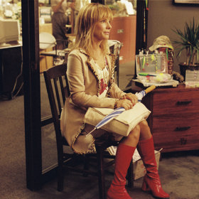 Přebarvené vlasy a výrazně červené kozačky. Kdo by na ni dokázal zapomenout?