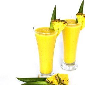 Oblíbené jsou nápoje z ananasu. Dá se z něj vyrobit smoothie, případně drink s kapkou alkoholu a smetany, která zjemní ostřejší chuť ananasu. 