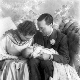 Nizozemci měli Julianu nesmírně rádi, jejím trůnem však v roce 1956 otřásl případ negramotné léčitelky Greet Hofmans.