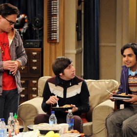 Teorie se stala i součástí Simpsonových. Konkrétně v epizodě Dokonalý vnuk, ve které gaučový gag připomíná začátek sitcomu.