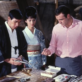 Sean Connery, tehdejší představitel Jamese Bonda, si to tehdy u Japonců pěkně rozházel, neboť řekl, že se mu jejich ženy nelíbí...