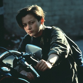 Edward Furlong, který ztvárnil mladého Johna Connora, naopak ostrouhal. Odnesl si jen třicet tisíc dolarů.