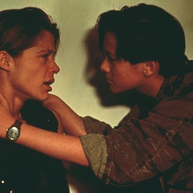 Ve filmu si zahrálo i identické dvojče Lindy Hamilton, Leslie.