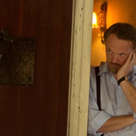 Tichý experiment je horor z roku 2014 s Jaredem Harrisem. Ztvárnil profesora Couplanda, jenž s týmem studentů provádí na odlehlém místě experiment na mladé dívce jménem Jane Harperová. Chce ji zbavit vnitřní temnoty, která ji zcela pohlcuje. 