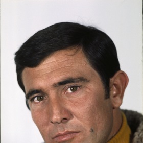 James Bond musí překazit Blofeldův plán na rozšíření smrtícího viru do celého světa.