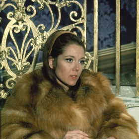 Herečka Diana Rigg neuměla ve skutečnosti bruslit, takže při scéně na kluzišti ji zastupovala dublérka.