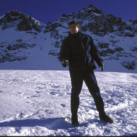 Scéna, ve které pronásledují Bonda na horách, se pěkně protáhla. Jelikož bylo třeba natočit seskok s padákem, musel štáb počkat, až se dostatečně vyčasí.