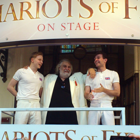 Ohnivé vozy se v roce 2012 dočkaly i divadelní verze. Na snímku Vangelis s herci z této adaptace