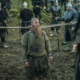 Ragnar značí v překladu strážce pevnosti. Lodbrok zase chlupaté kalhoty (odkazuje to zřejmě na kožené spodky na nichž byla ponechána zvířecí srst).