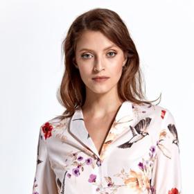 Nebojte si vzít vzorovanou košili.Ty s květinovým vzorem budou na jaro jako dělané.