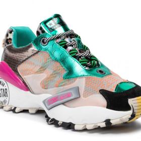 Ráda vybočujete z davu? Tak tyto tenisky jsou pro vás ideální. Kombinace různých barev a vzorů jsou zárukou úspěchu. 