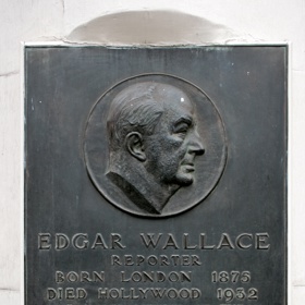 Denně pracoval mnoho hodin, každou půlhodinu vypil šálek čaje a nepřetržitě kouřil cigarety; pamětní deska se nachází na domě ve Fleet Street v Londýně