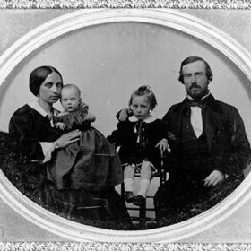 Majiteli byla rodina Whaleyových. Prý tu slýchala těžké kroky Jima „Yankee“ Robinsona, tuláka a zloděje, který tu byl oběšen čtyři roky před postavením domu.