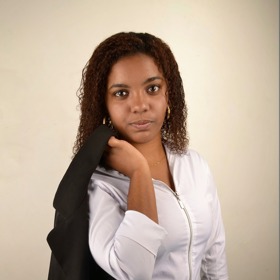 Černé sako je klasikou. Trend sak je na vzestupu a již není pouze "uniformou" do kanceláře. Stalo se součástí ležérního stylu a můžete je kombinovat třeba s džíny a teniskami. 