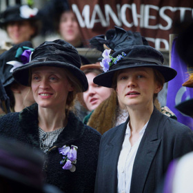 Vše se změní ve chvíli, kdy se náhodou zaplete do protivládního protestu sufražetek bojujících za volební práva žen. 