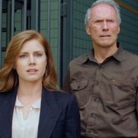 Jedinou osobou, která by Gusovi v krizovém období mohla pomoct, je jeho dcera Mickey. Tato nadějná právnička dá v sázku vlastní kariéru, aby zachránila otcovu existenci.