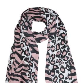 Letošním trendem budou šátky se zvířecím vzorem. Zkombinujte jej s jednoduchým oblečením. 